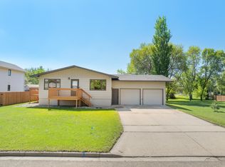 2522 El Rio Dr, Minot, ND 58701