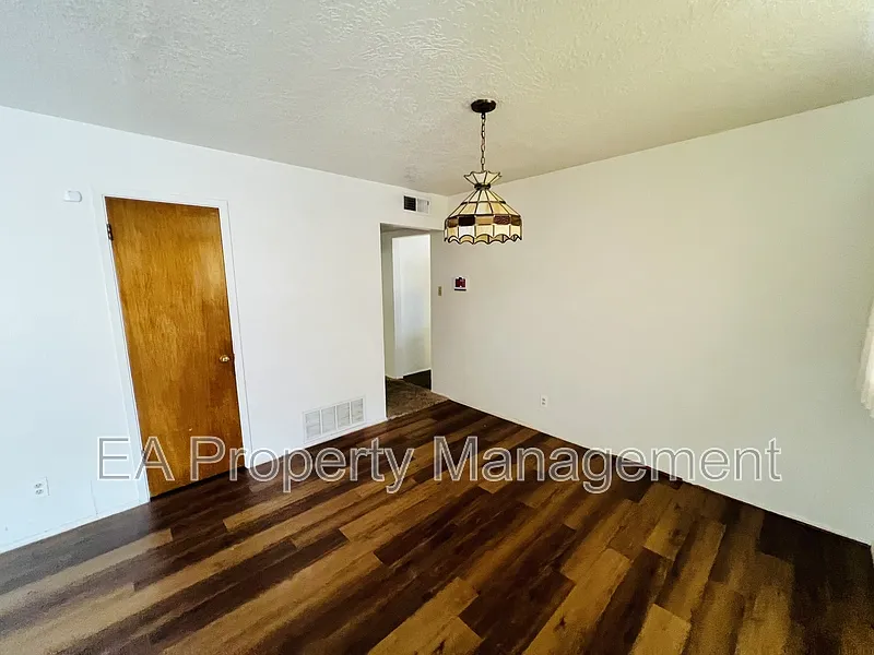 4 bed, 2.0 bath, 2071 sqft, $2,150 — Photo 3
