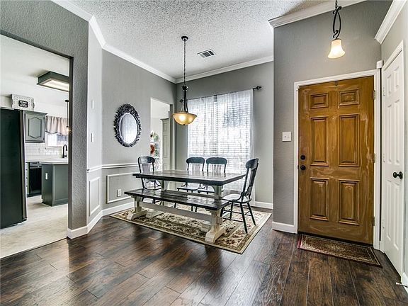 4th image of 1061 Surrey Cir