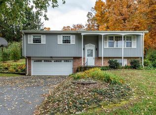 136 Edgewood Dr, New Holland, PA 17557