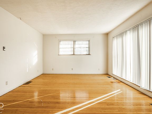 5th image of 2106 Woodcrest Rd