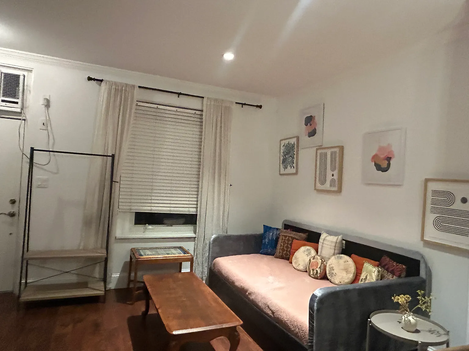 2 bed, 1.5 bath, 1026 sqft, $2,200 — Photo 2