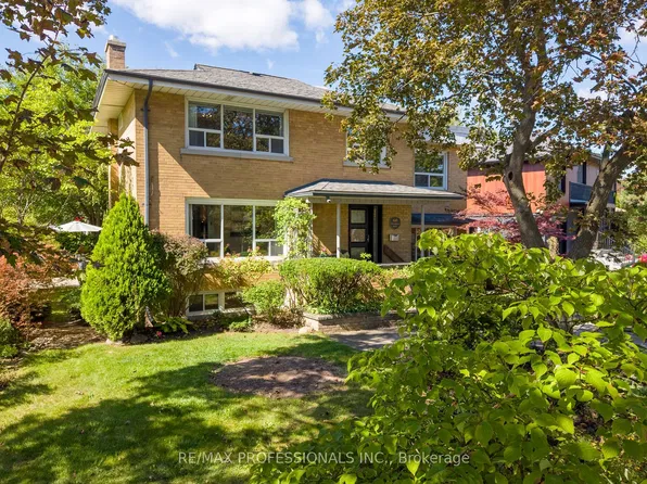 60 Fernalroy Blvd, Toronto, ON M8Z 3W3
