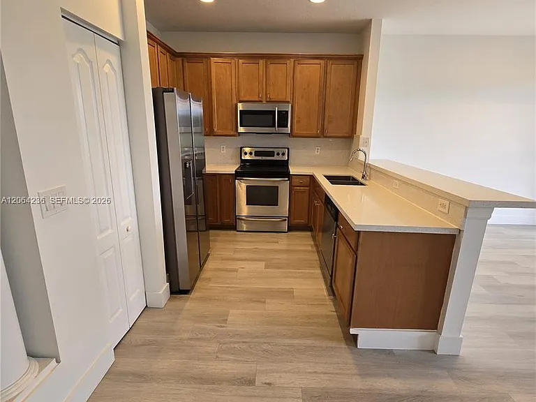 331 River Bluff Ln — Photo 2