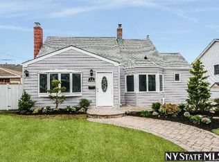 41 Crag Ln, Levittown, NY 11756