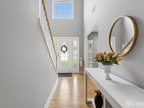3rd image of 531 Manor Rd