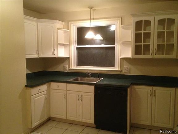 4th image of 20298 Woodmont St