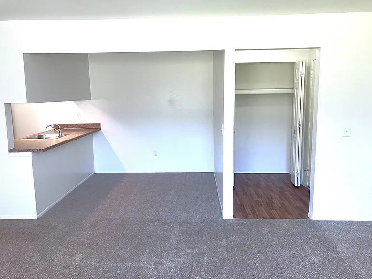 Windsor Place Apartments — Photo 68