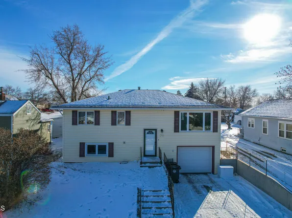 203 Borchardt Ave, Underwood, ND 58576