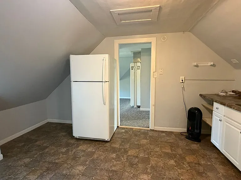 810 E Division St — Photo 16
