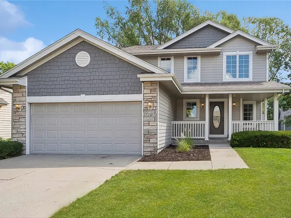 2205 Country Cove Ln, Altoona, IA 50009
