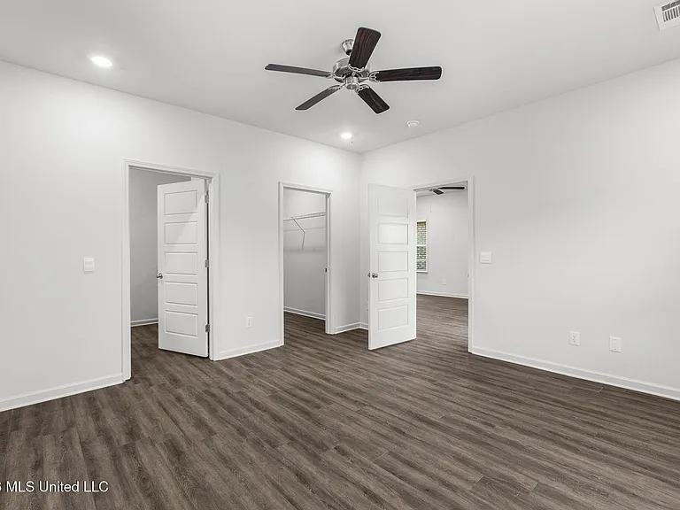 621 Stillwater Cv — Photo 17