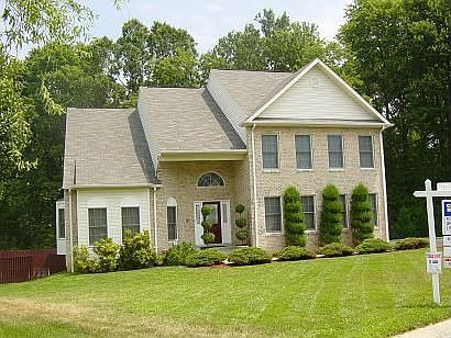 Great landscape w/lawn sprinkler