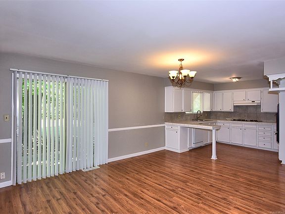 5th image of 738 N Moccasin Pl