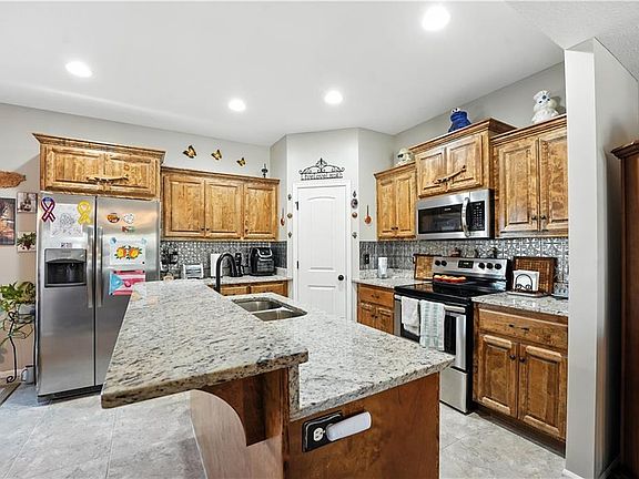 5th image of 416 Heritage Dr
