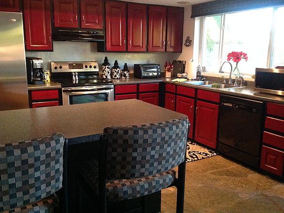 Kitchen w breakfast counter