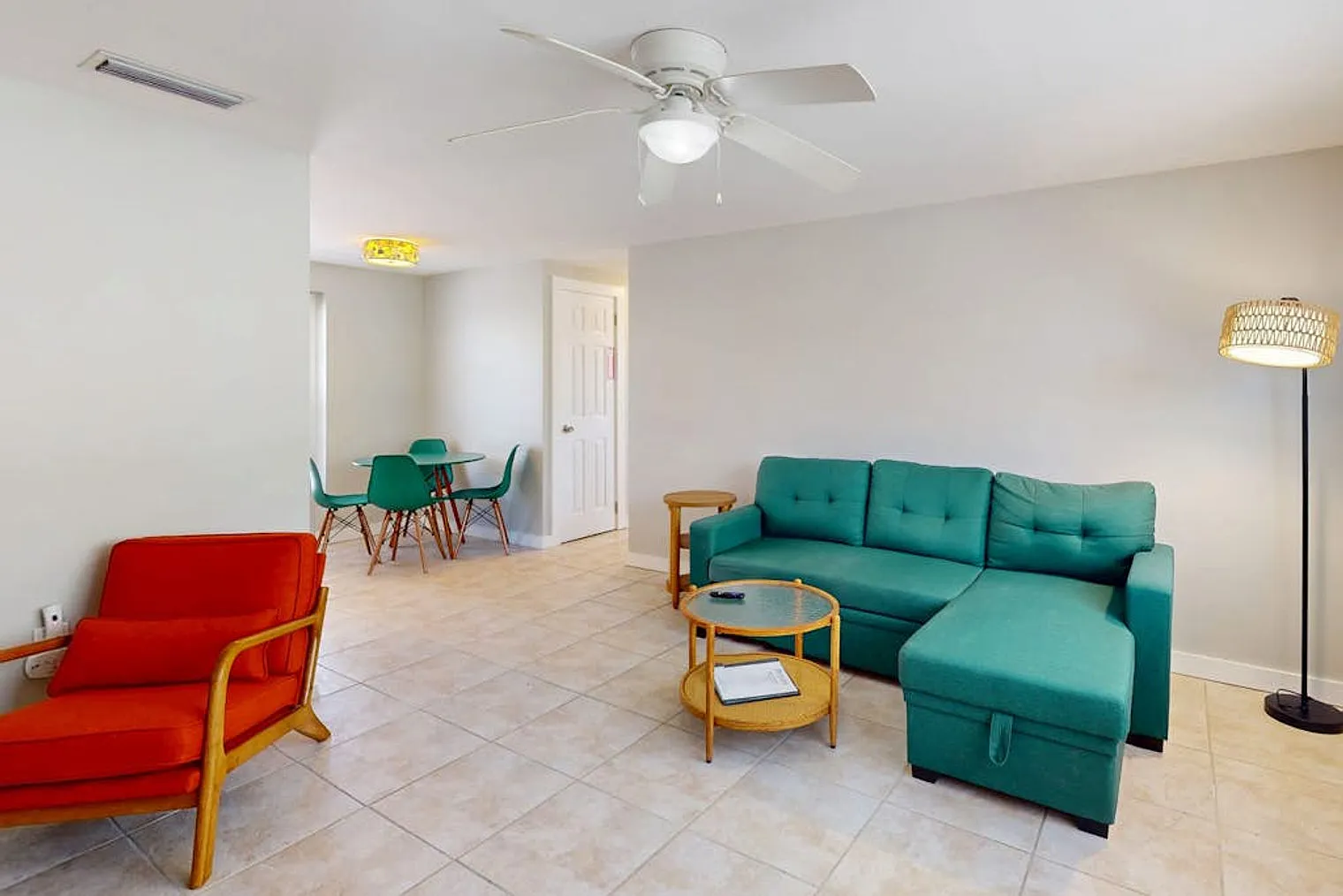 1 bed, 1.0 bath, 678 sqft, $3,422 — Photo 2