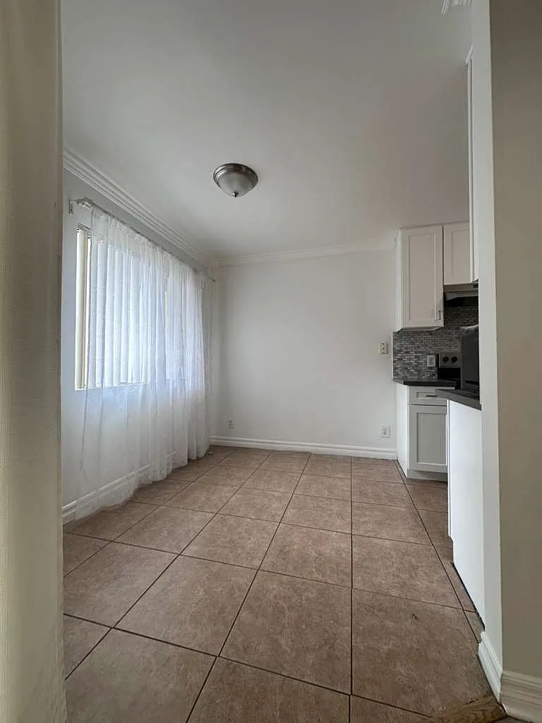 2 bed, 956 sqft, $2,700 — Photo 2