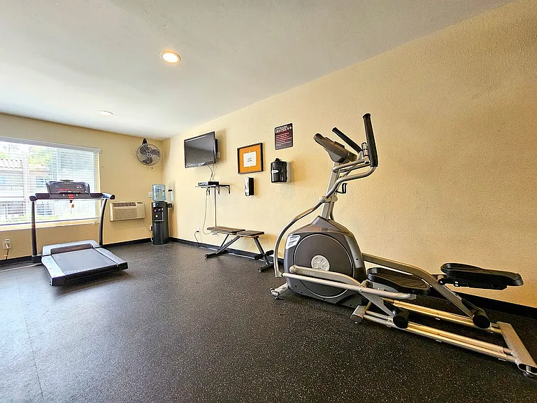 Parklane Apartments — Photo 40