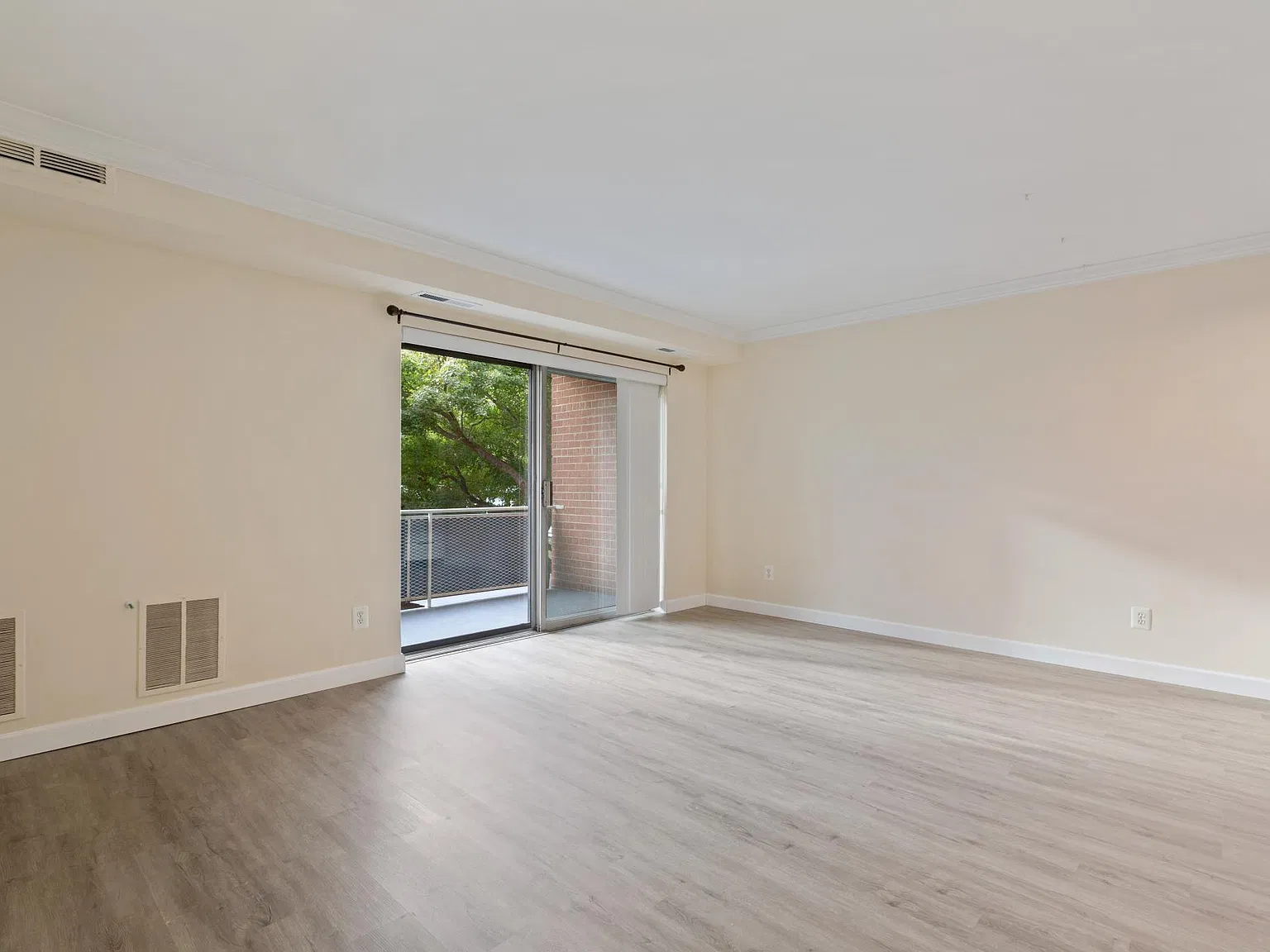 Studio, 389 sqft, $1,650 — Photo 2