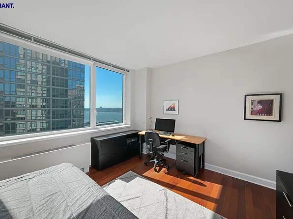 100 Riverside Boulevard image 8 of 21