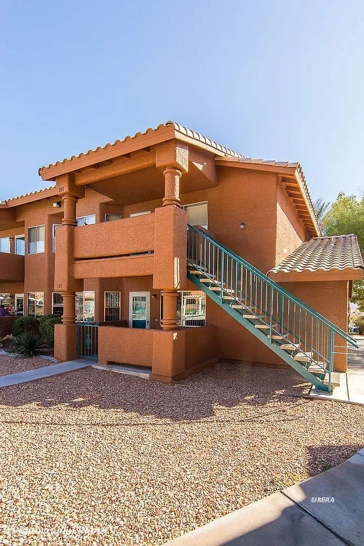 Beautiful 2-bedroom 2-bathroom upstairs unit located in the desirable Rock Springs II Community — Photo 2