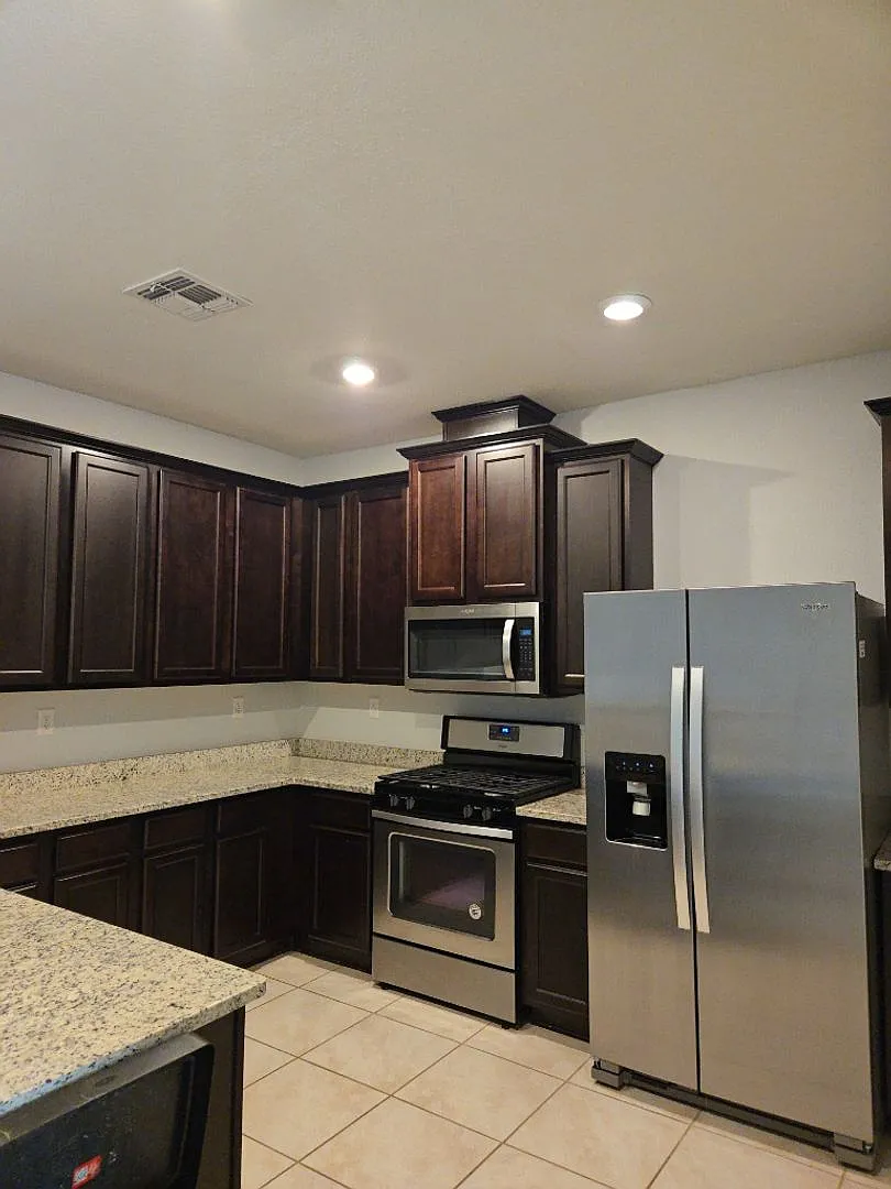3 Bedroom, 2.5 Bathroom Home! Schedule a Showing! — Photo 4