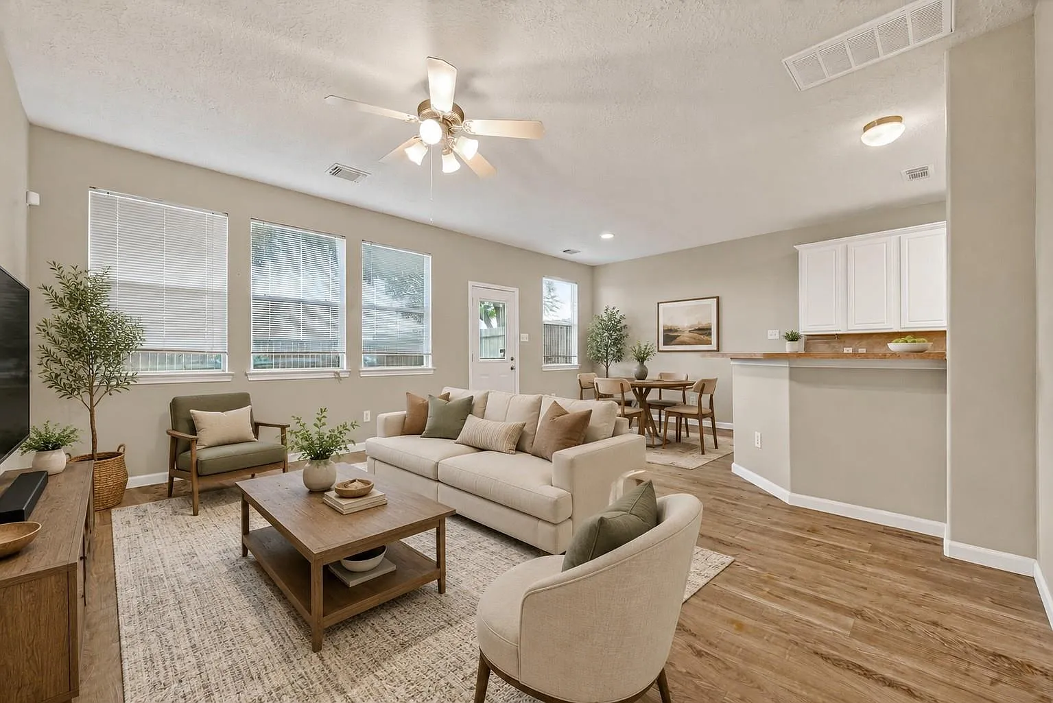 3 bed, 2.5 bath, 1607 sqft, $2,000 — Photo 3