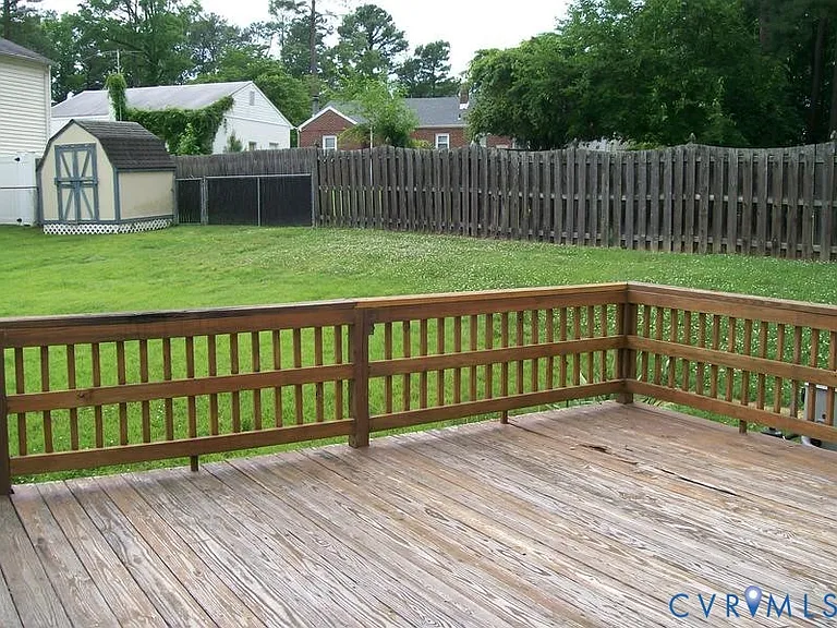 111 Lakeside Dr — Photo 3