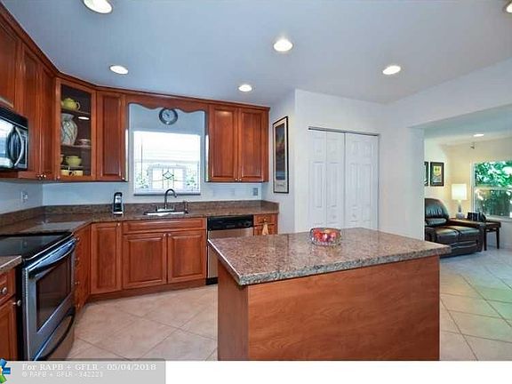 3rd image of 425 NE 21st St