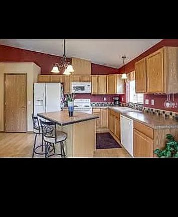 3rd image of 3947 NE Vista Del Rey Dr