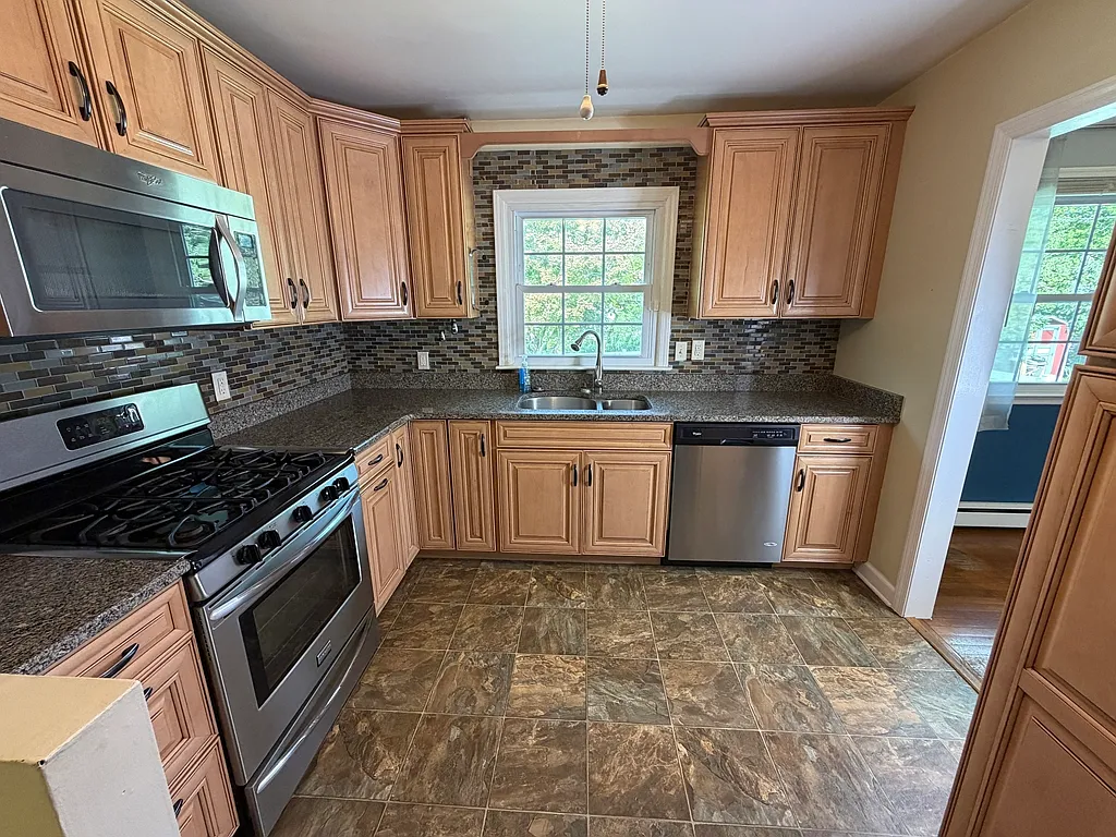 4 bed, 2.0 bath, 1927 sqft, $2,350 — Photo 3