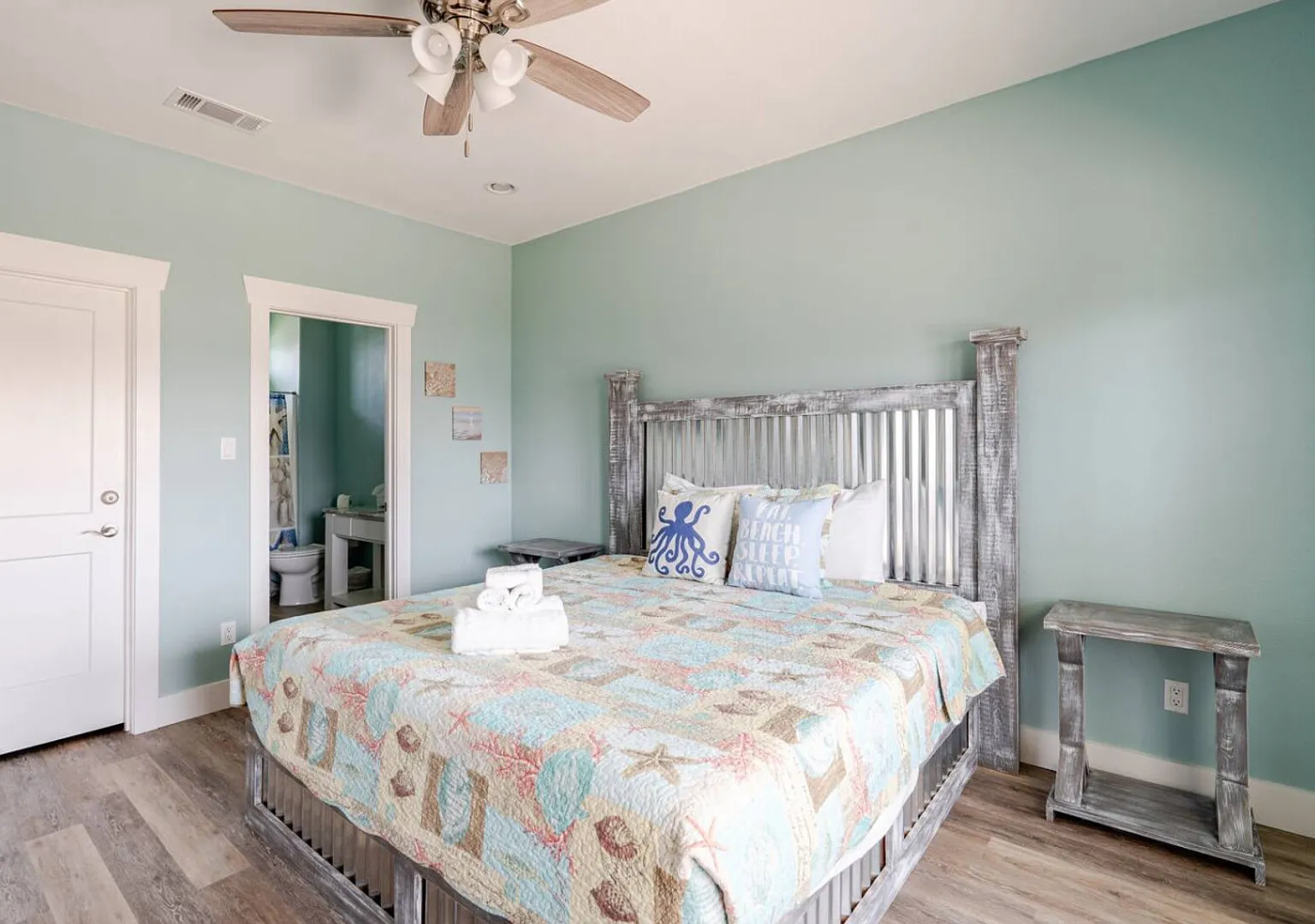 King Bed, Fireplace. Sleeps 8 — Photo 3