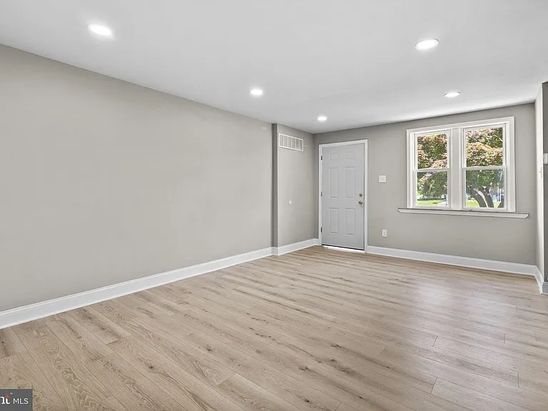 1072 Tremont Dr — Photo 4