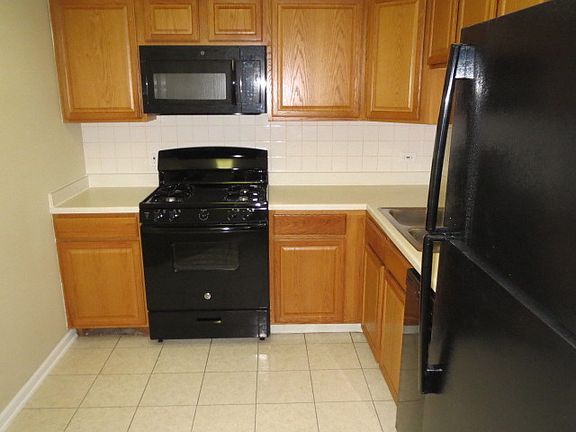 3rd image of 915 N Countryside Dr Unit 115