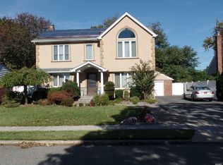 7 Cromwell Rd, Carle Place, NY 11514