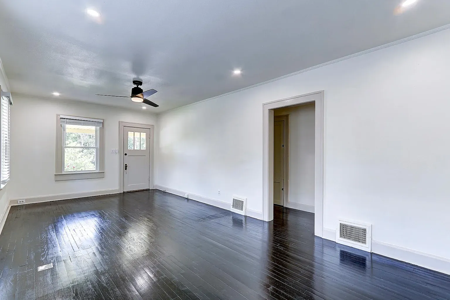 3 bed, 1.5 bath, 1114 sqft, $1,525 — Photo 3