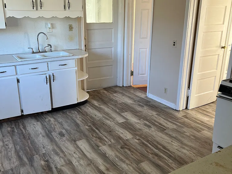 535 Richmond Ave — Photo 10
