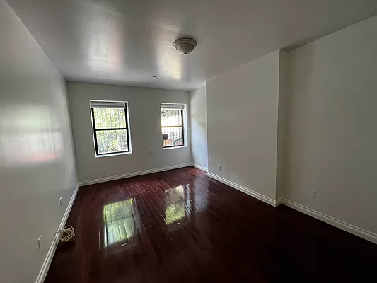 Rented by Salon Realty Corp | media 12