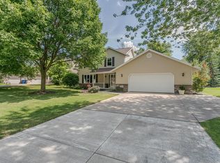 1137 Sterling Heights Dr, Menasha, WI 54952