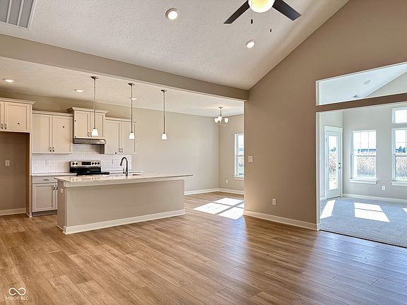2nd image of 1684 Linden Ln