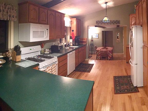 Kitchen w/ breakfast bar