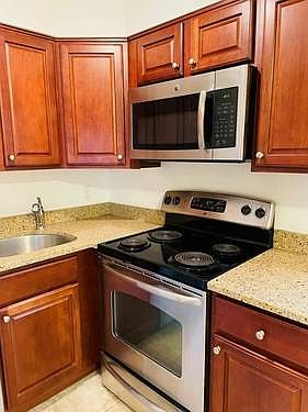 5th image of 141 Manorhaven Blvd