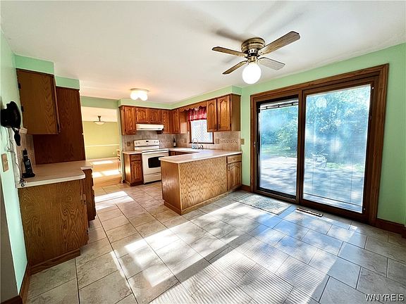 3rd image of 151 Fieldstone Dr