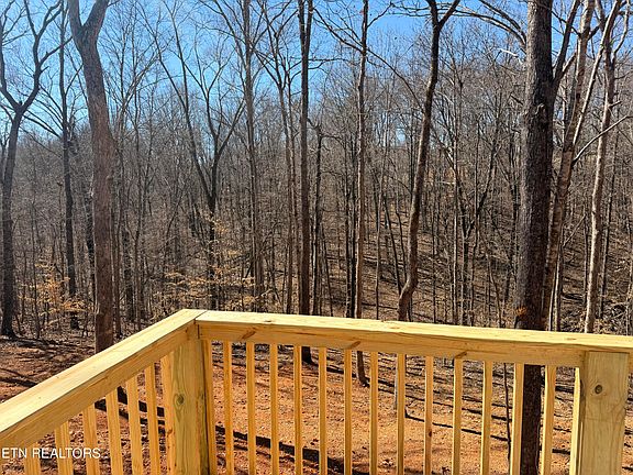 4th image of 211 Clear Springs Rd