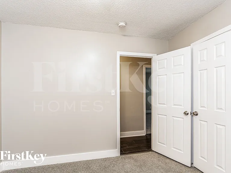 1104 Raynor St — Photo 10
