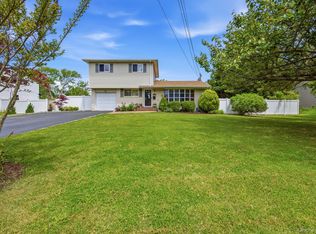 23 Riverdale Avenue, Oakdale, NY 11769
