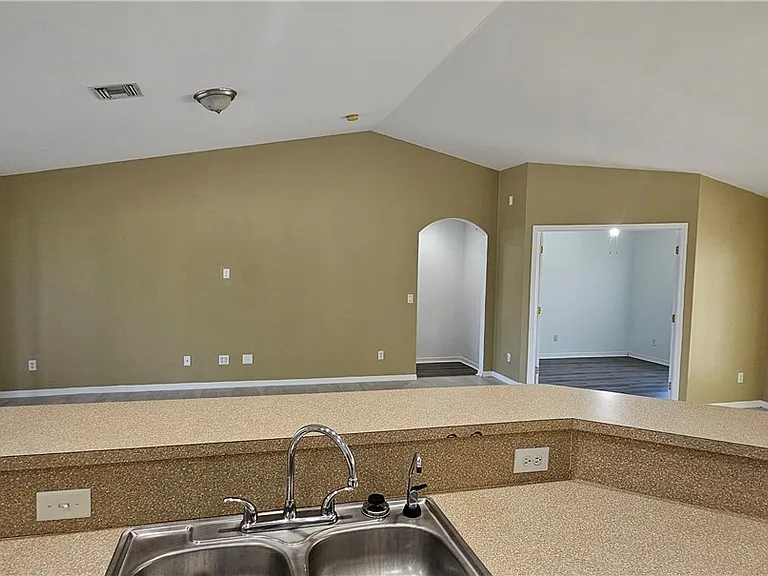 815 Porter St E — Photo 8