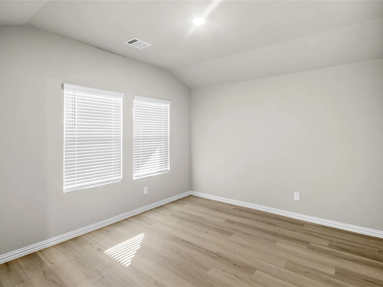 3 bed, 1859 sqft, $2,200 — Photo 3