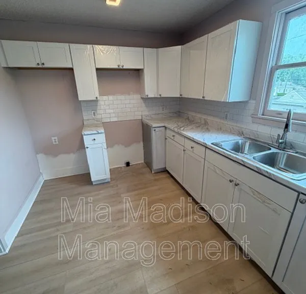 513 W 35th St #B — Photo 4